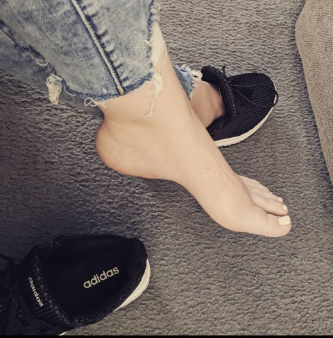 beezysfeetsies onlyfans leaked picture 1
