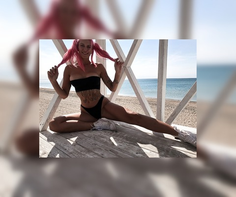 carolinemoroz onlyfans leaked picture 1