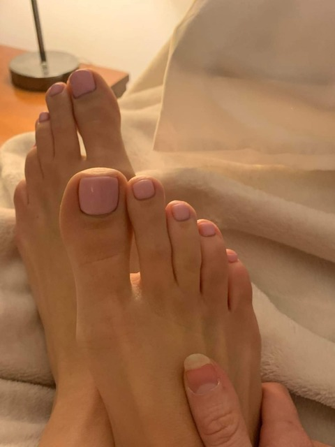 flirtyfootsiesxo onlyfans leaked picture 1