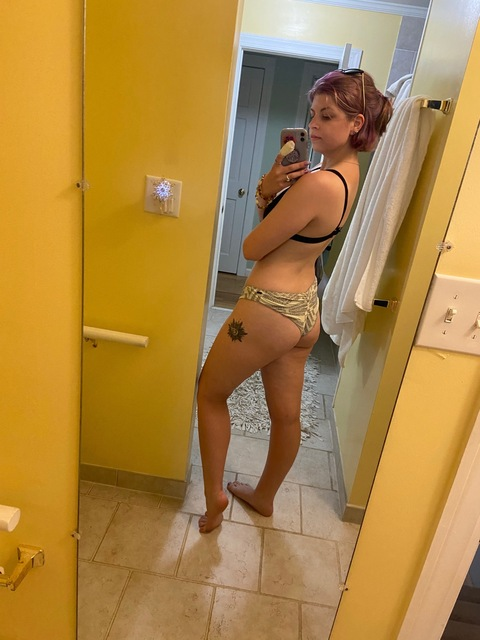 hippieb1tch22 onlyfans leaked picture 1
