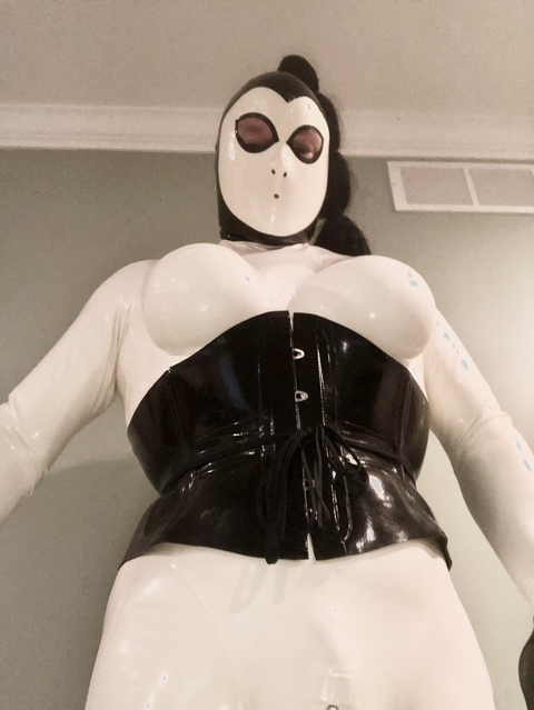 Header of latexrubbergirl