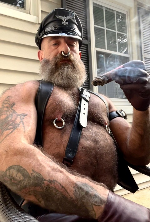 Header of leatherpipedad1