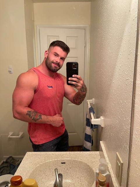 musclegod94 onlyfans leaked picture 1